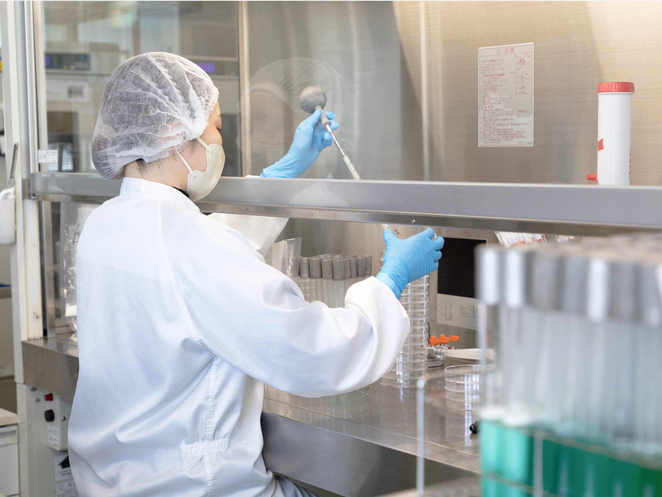 特殊原料の反応制御による安定生産の実現